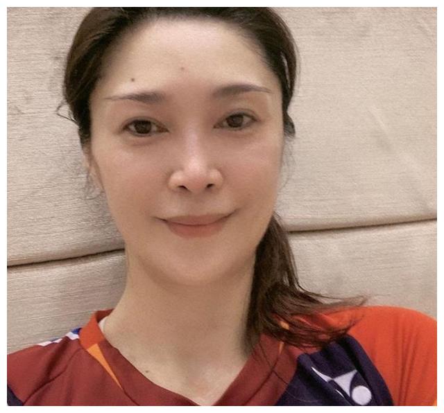 李克勤妻子近照,46岁仍貌美如花,结婚14年不爱下厨仍被宠成公主