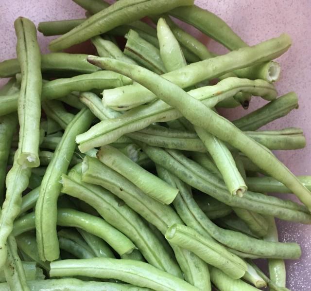 做法步骤:原料:土豇豆,肉片,清水,生抽.