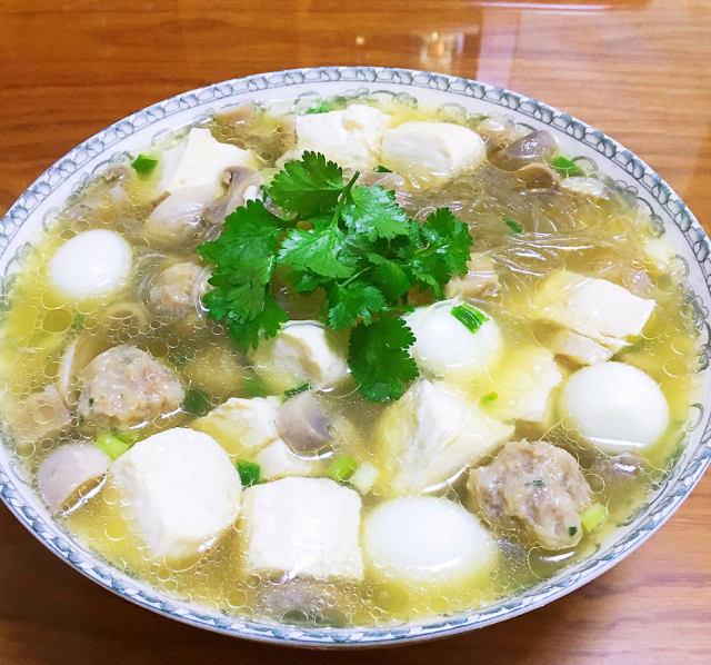 蘑菇豆腐粉丝煲by 香香的小厨房原料:小肉丸,鹌鹑蛋,蘑菇,豆腐,粉丝