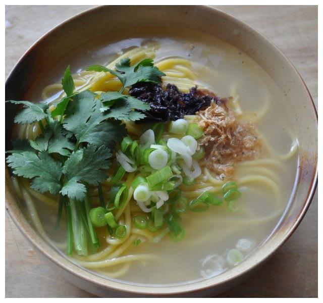 玉米面条筋道可口配上浓浓高汤吃一口让你忘不掉的味道