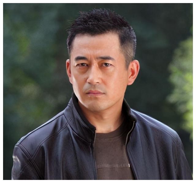 王志飞双面人生节目里与前妻儿子争执却每晚为娇妻女儿讲故事