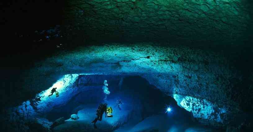 伯利兹大蓝洞神秘幽暗世界最大的水下洞穴之一