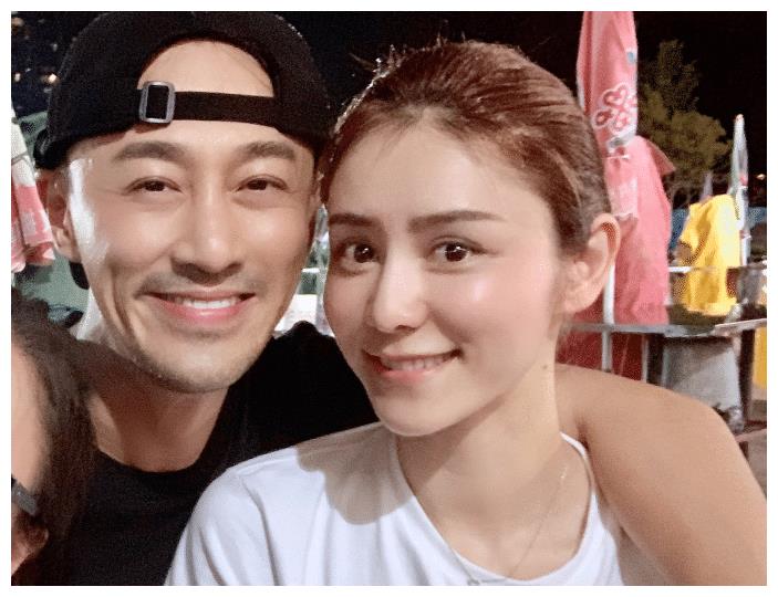 张馨月晒一家三口合照,林峯素颜出镜满屏慈父笑,真爱与否很明显