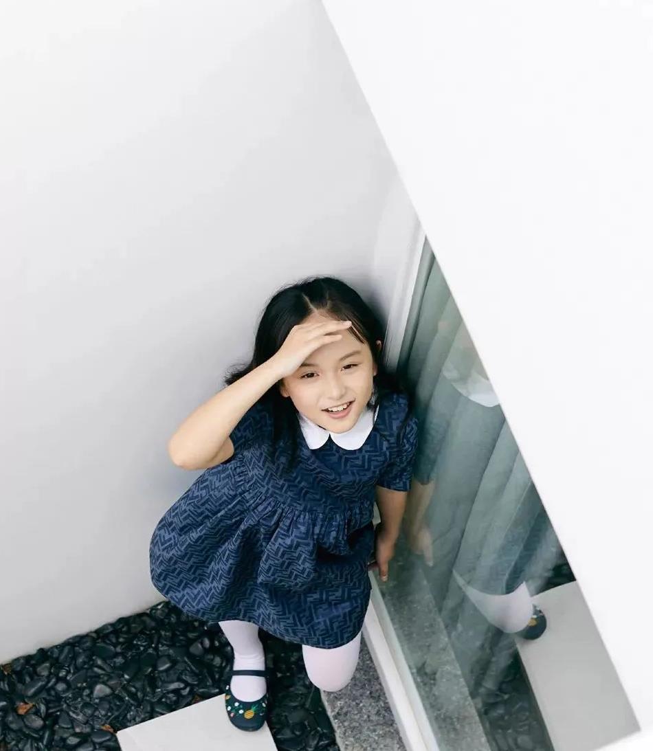 而刘楚恬所穿的这件小裙子色调比较暗沉,能够与领子的颜色形成鲜明的