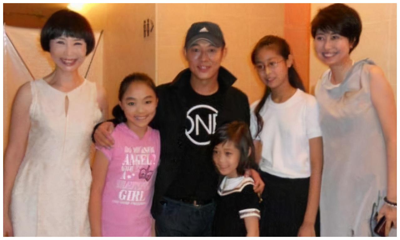 李连杰的四个女儿命运各异 利智生的宠爱有加 前妻生的颠沛流离 财经头条