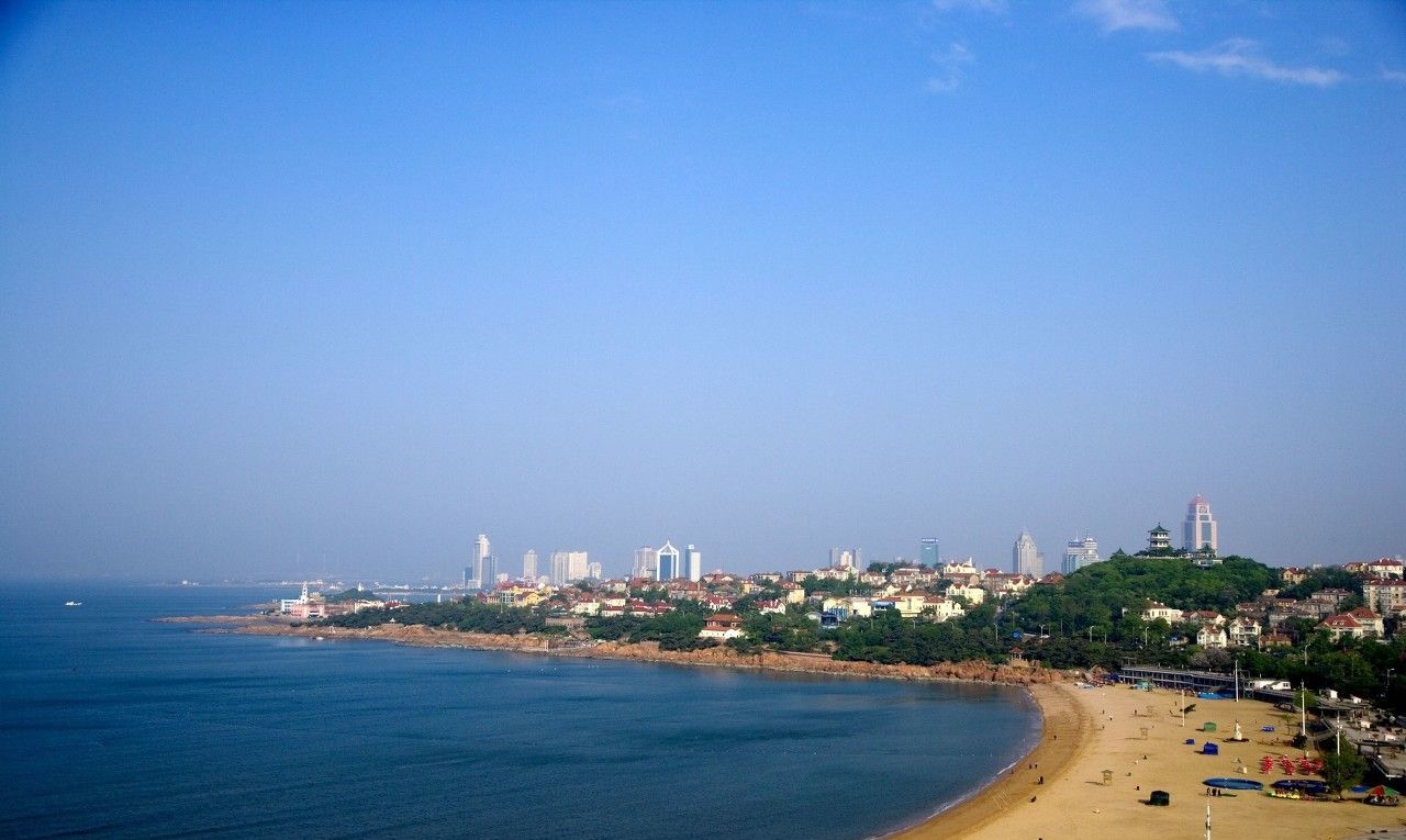 青岛第一海水浴场位于汇泉湾畔,拥有长580米