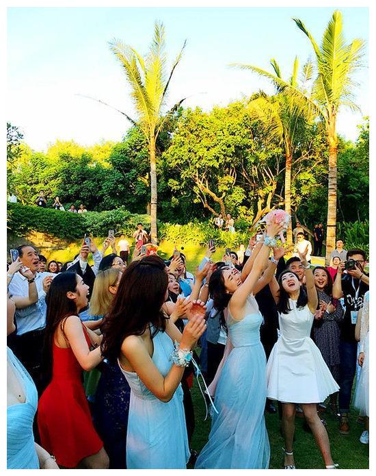 女星婚礼上扔手捧花的最美时刻,被王凯董子健戳中笑点