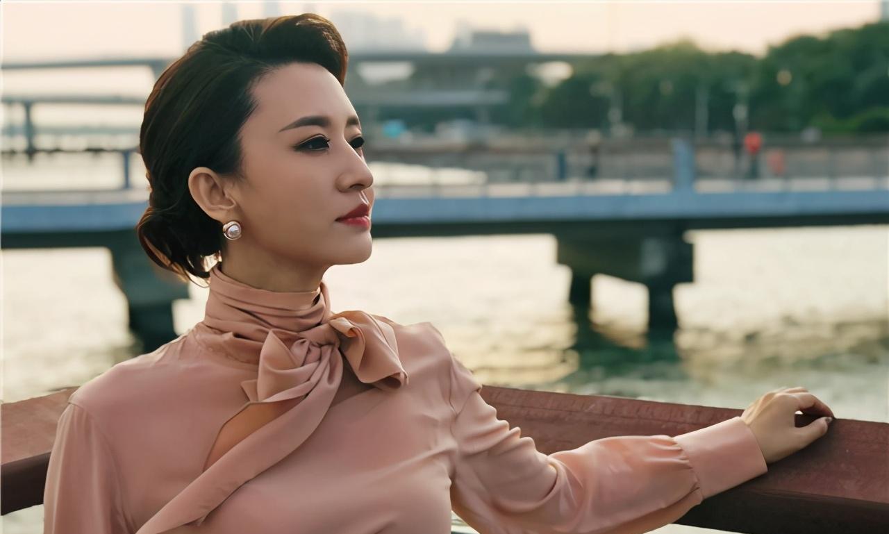 美女主持张蕾晒旅游美照,粉色小衫优雅又迷人,41岁还如同少女_高清