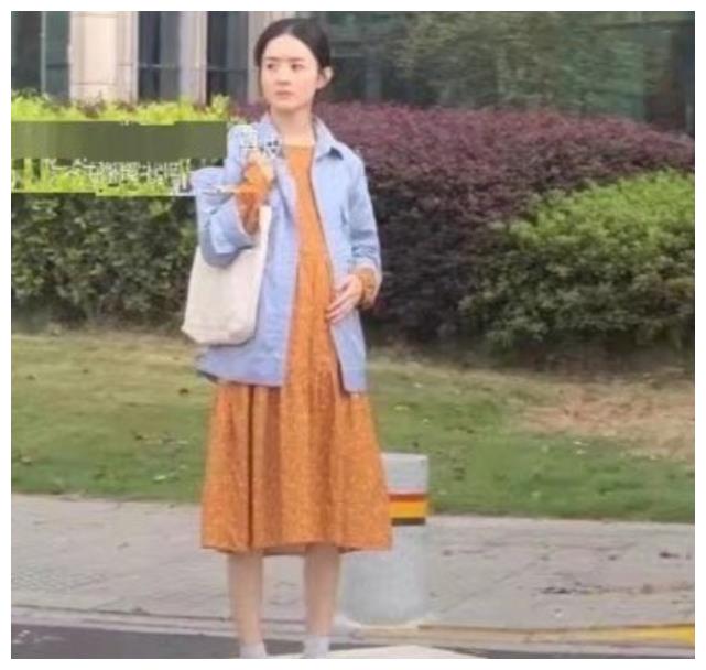赵丽颖路边拍戏被偶遇挺大肚扮演孕妇与真孕妇相似度100