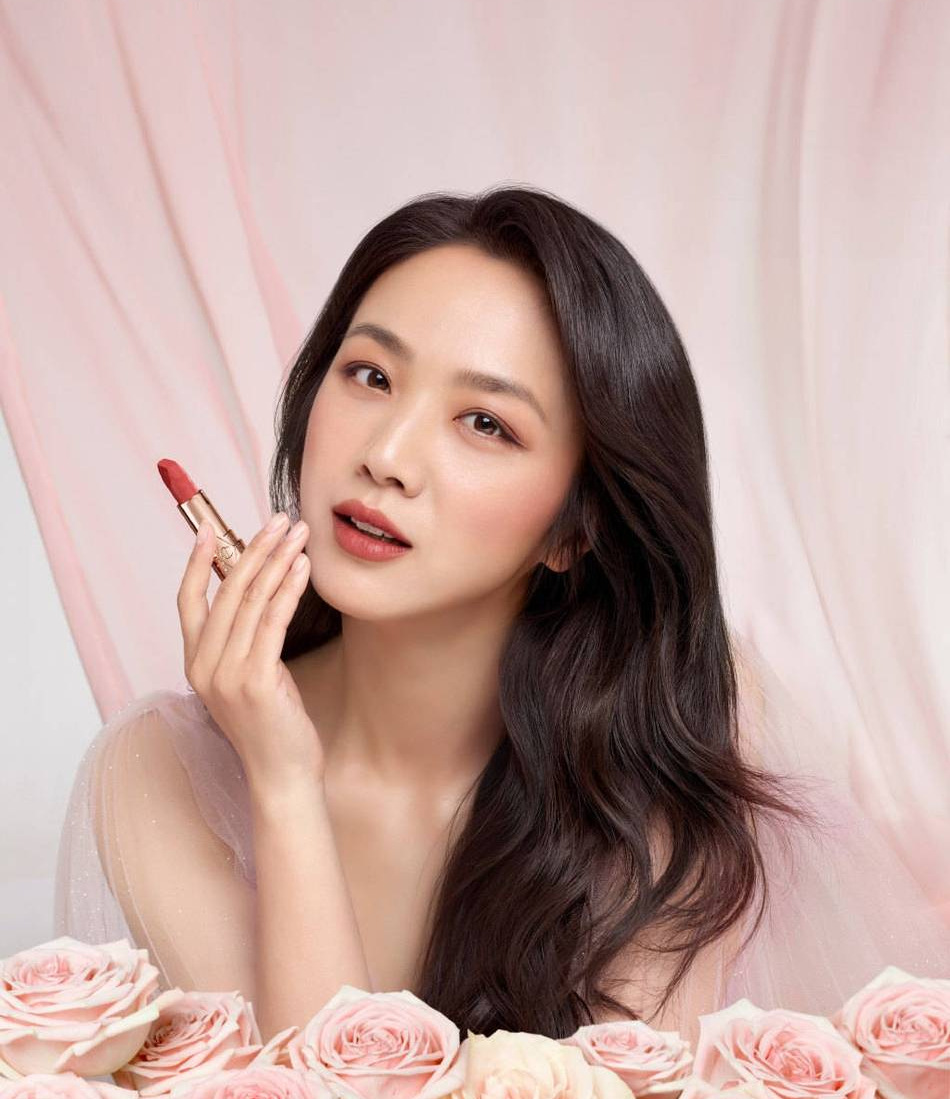 汤唯穿浅粉长裙拿玫瑰显轻盈 卷发露香肩性感迷人