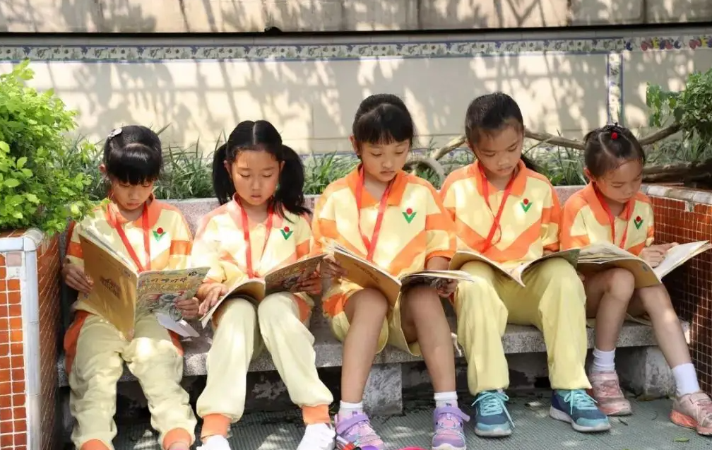 有必要大惊小怪!小学生迷上言情小说怎么了?70后:金庸琼瑶都看完休闲区蓝鸢梦想 - Www.slyday.coM