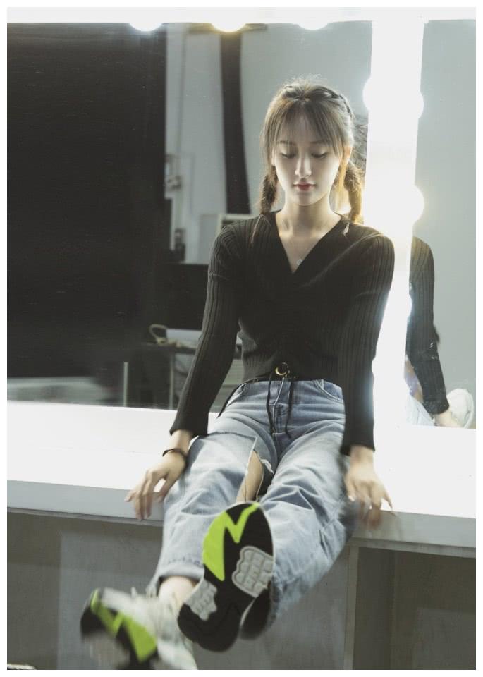 袁冰妍,她是《老九门》中的丫头,有一种淡雅的气质,非常迷人