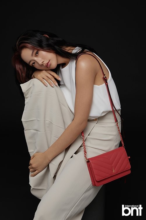 韩国女艺人clara最新杂志写真曝光