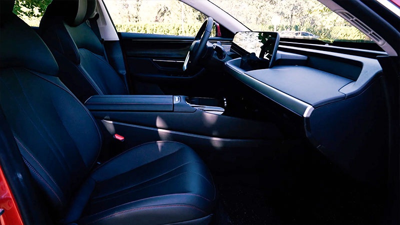 小鹏p7内饰秉承了新能源车型一贯的简洁,大部分采用了深色搭配,有一种