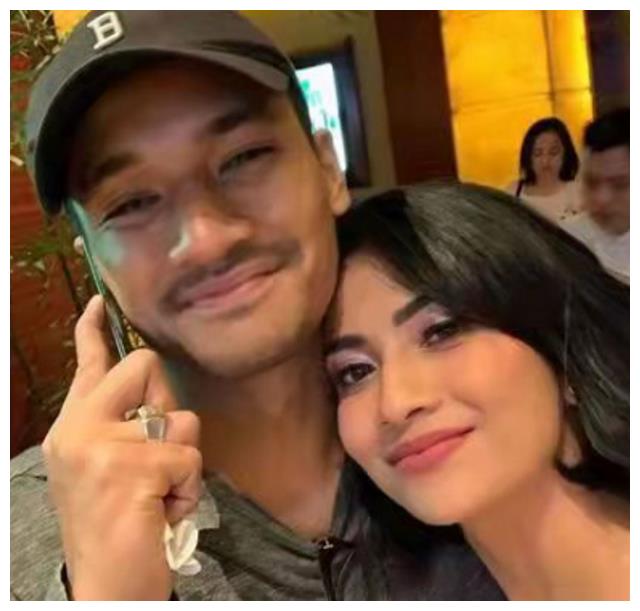 28岁歌手遭遇车祸，车速190迈甩出去当场死亡，全家只剩儿子活着休闲区蓝鸢梦想 - Www.slyday.coM