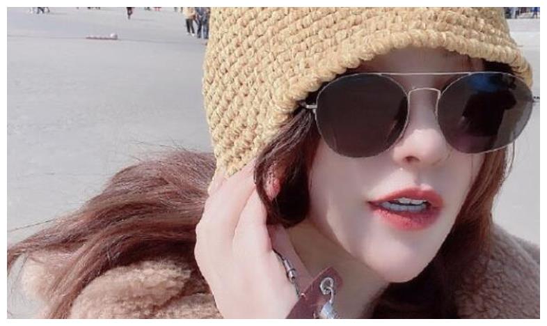 沈腾姐姐沈娜突上热搜,47岁似少女曾是歌唱家__财经头条