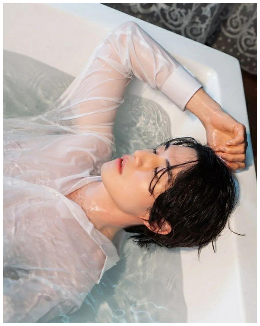 这组"浴缸湿身图"相信你们都有印象吧?