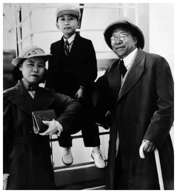 老照片暮年时的蒋经国和俄国妻子图6杨虎城将军和儿子的遗体