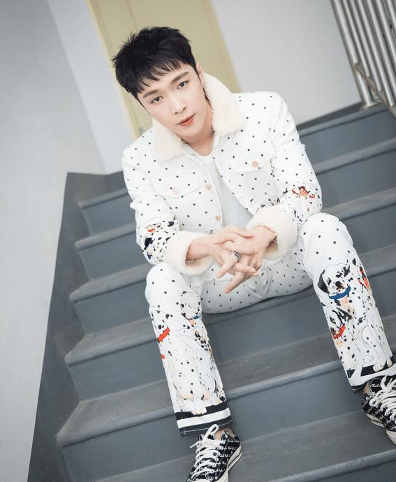 张艺兴成新晋油腻男真空穿西装秀身材黄晓明看了都认输