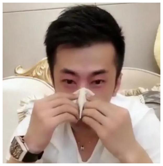 12月2日还有媒体放出辛巴私下里在直播之间哭泣的镜头,燕窝事件对他的