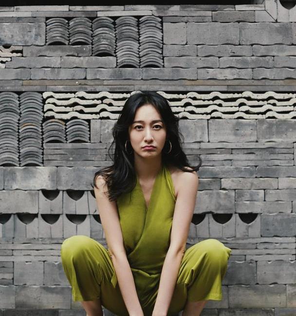 董维嘉真是时尚潮人穿牛油果色挂脖套装凹造型气场不输超模