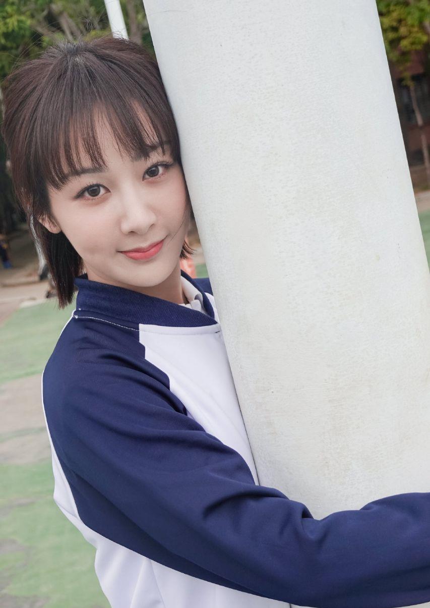 杨紫挑战"国产校服",却被脚上的鞋子抢镜,有才是对学生的尊重
