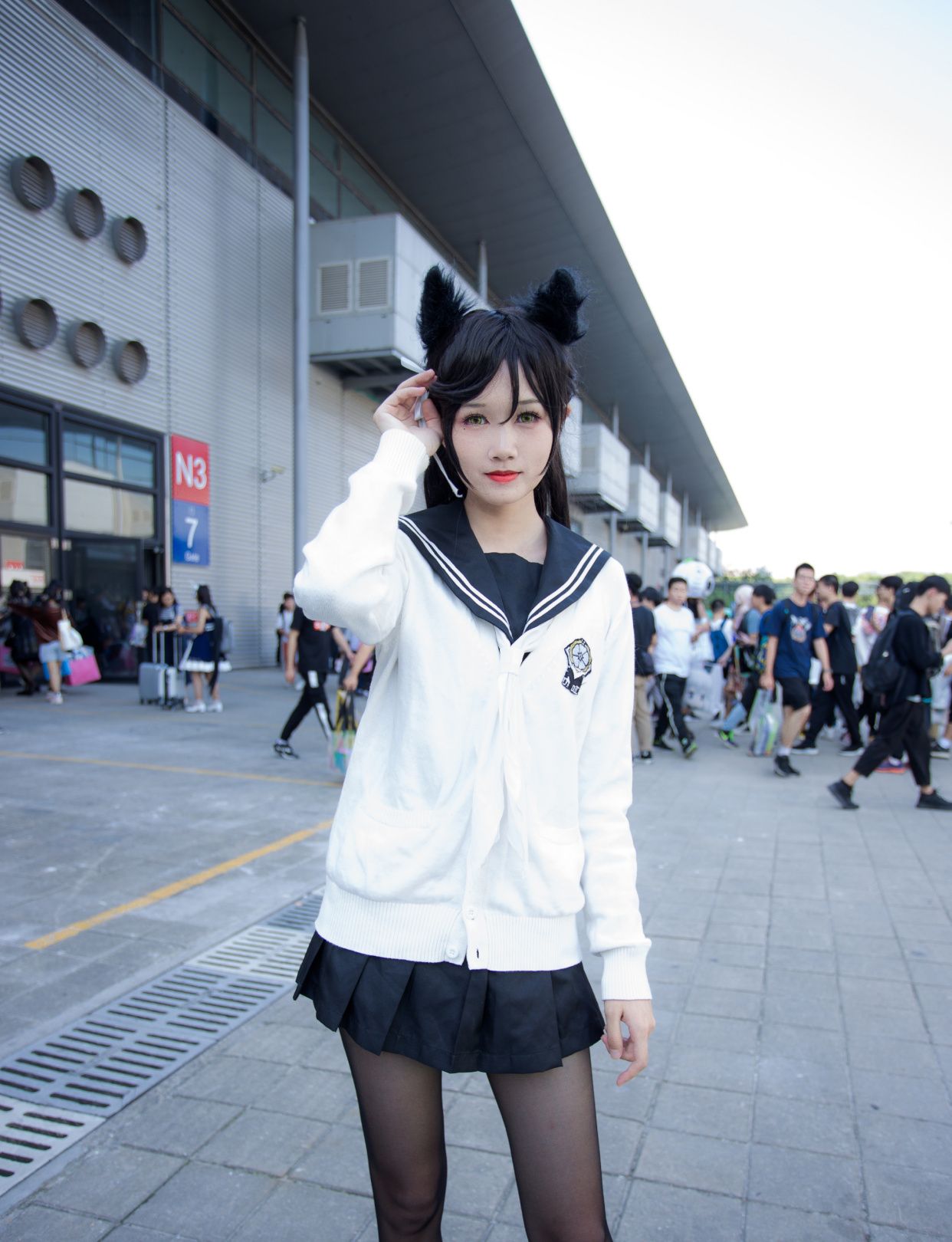 漫展上看到一位腿特别长的爱岩,小短裙配"黑丝",路人都看呆了