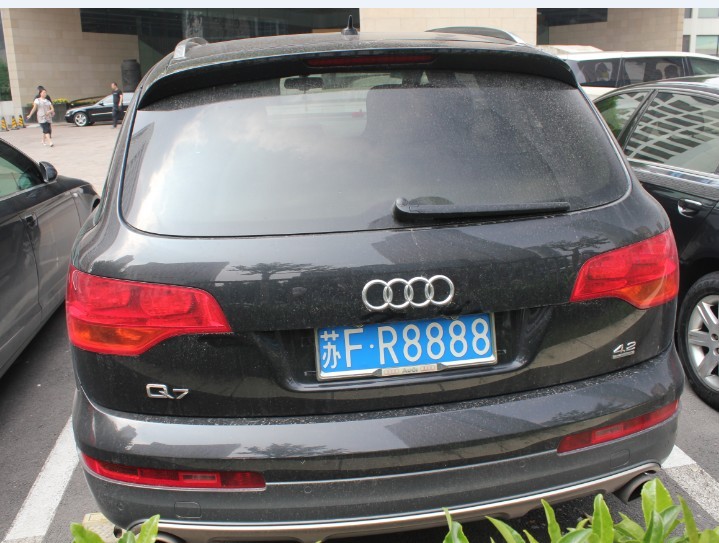 南通海门街头实拍车牌靓号"r8888",挂在奥迪q7上很霸气!