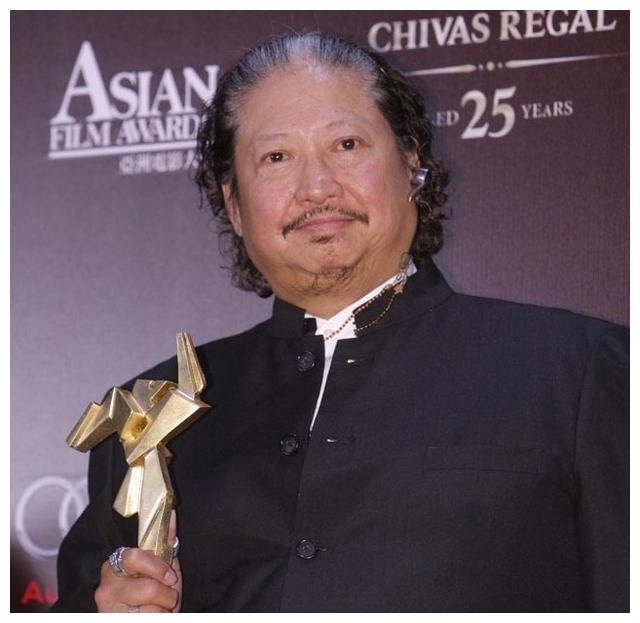 65岁洪金宝泰国近照,行动不便坐轮椅肚腩豪华65岁洪金宝泰国近照