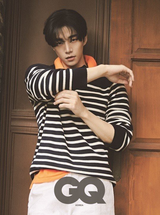 韩国男团2pm成员李俊昊最新杂志写真曝光