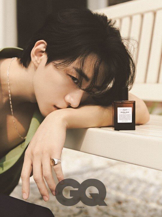 韩国男团2pm成员李俊昊的一组最新杂志写真今天在网上