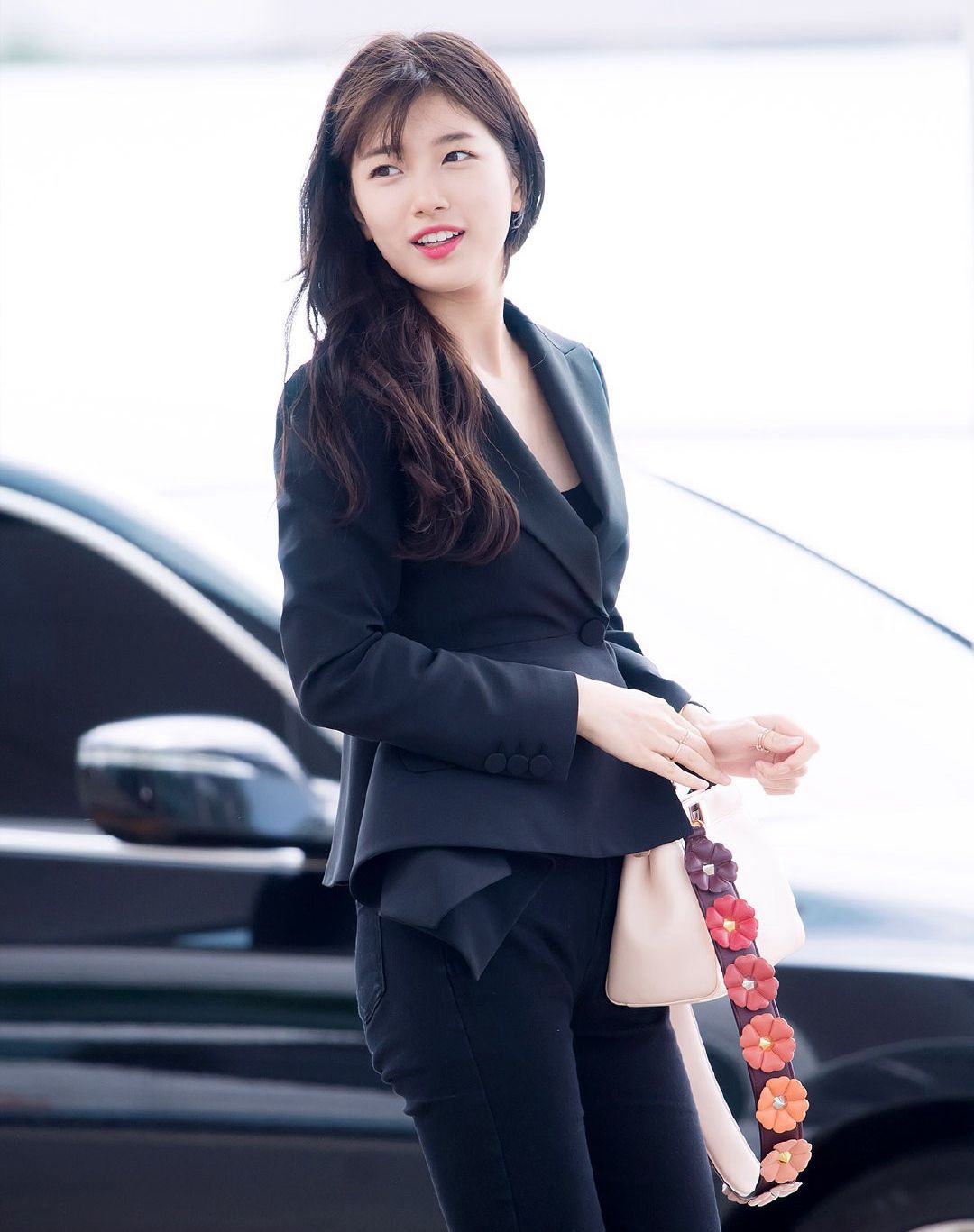 韩国女星裴秀智端庄秀丽,优雅大方,举手投足间尽显淑女气质!