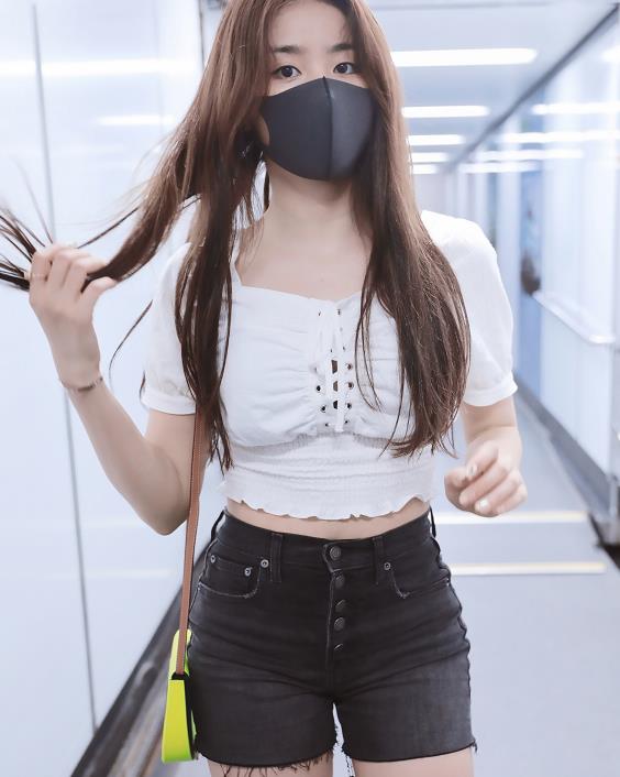 金子涵成名后放弃身材管理了穿上无痕短裤的腿粗得太过分