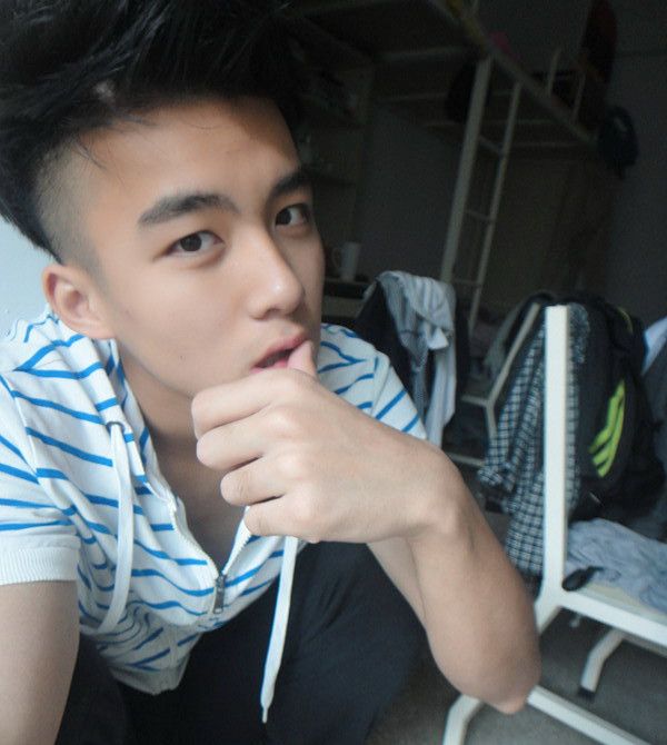 组图:可爱的艺术系90后哈尼族男生,比女人还秀气的脸,太漂亮!