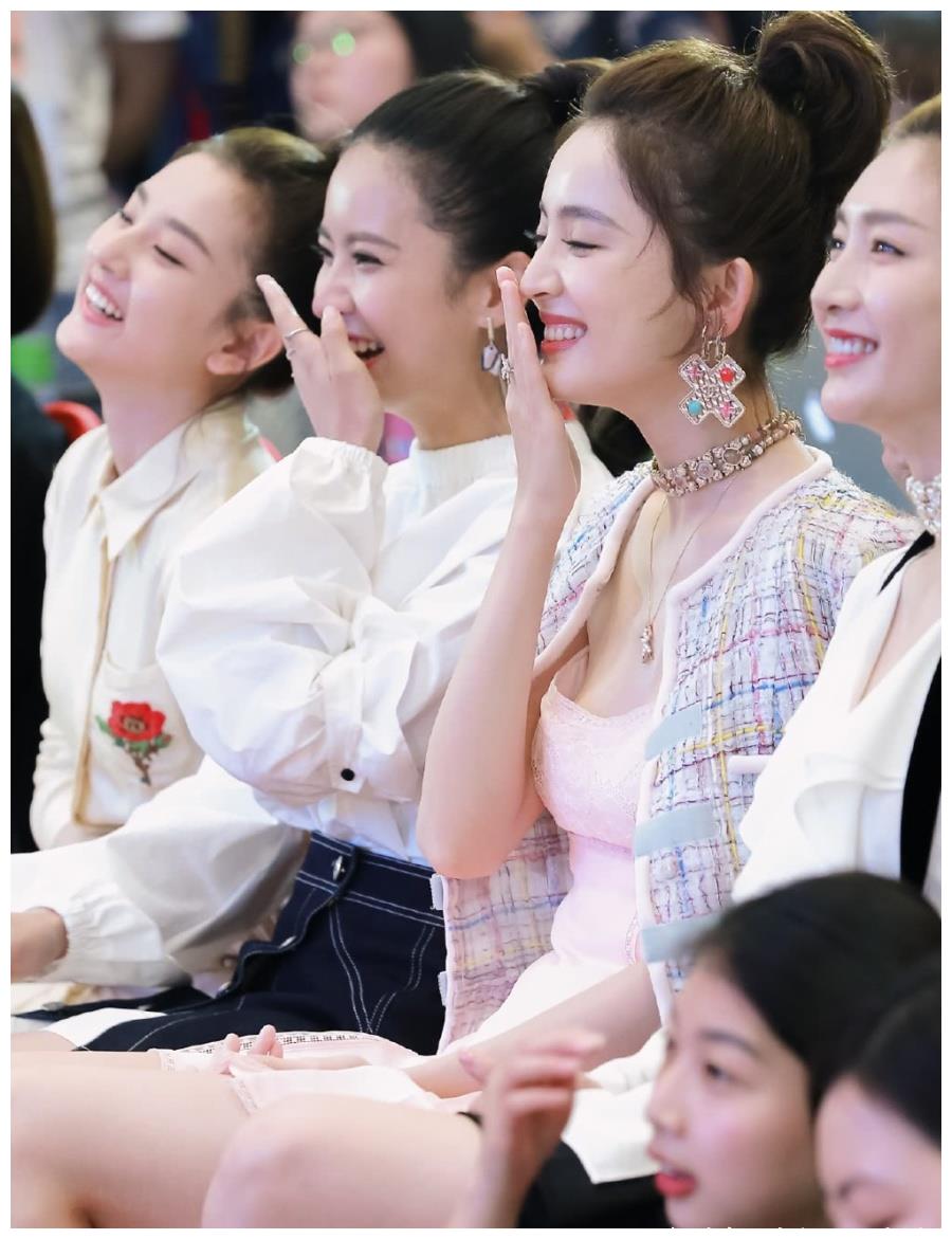 古力娜扎合影杀手这美貌和身材谁还敢坐她旁边