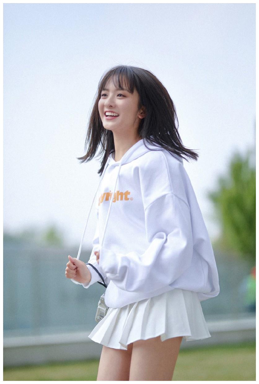 《流星花园》小优重新续起长发,穿卫衣百褶裙,清纯活力似初恋