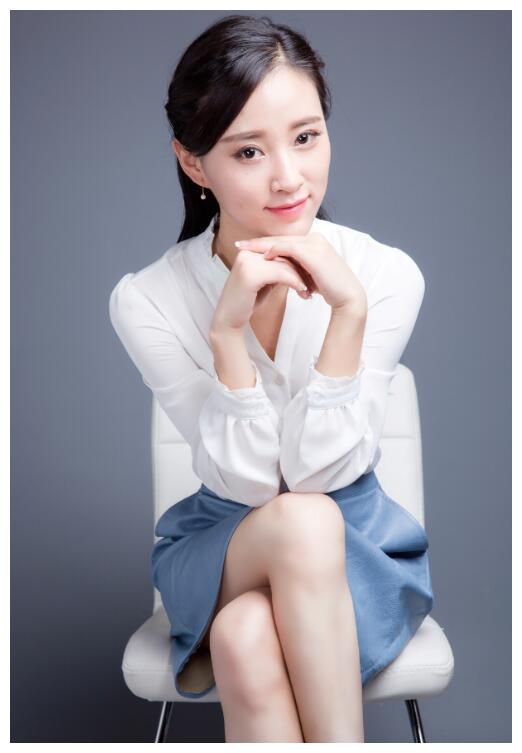 香港女演员郑雅文,形象优雅美丽,身材高挑纤细