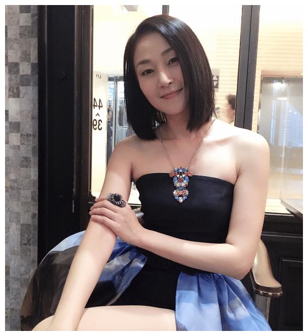 万绮雯50岁容貌依旧在线,年纪相仿杨恭如网红风浓重,差距太大