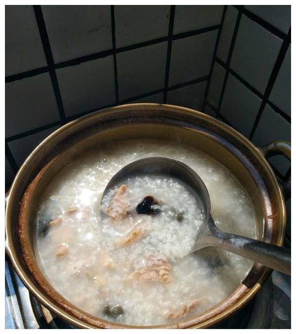 做皮蛋瘦肉粥时,皮蛋直接煮就错了!多加1步,粥不苦更不腥