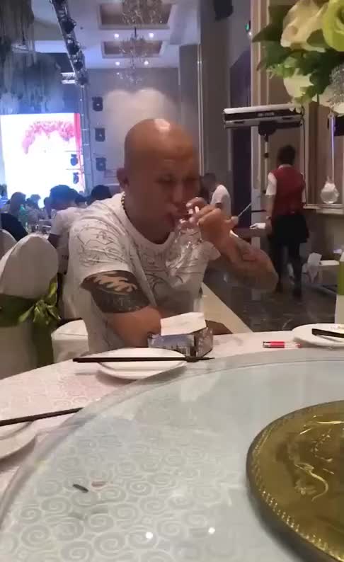 大哥喝酒可真讲究,放下杯子的那刻,咱对得起那纹身吗