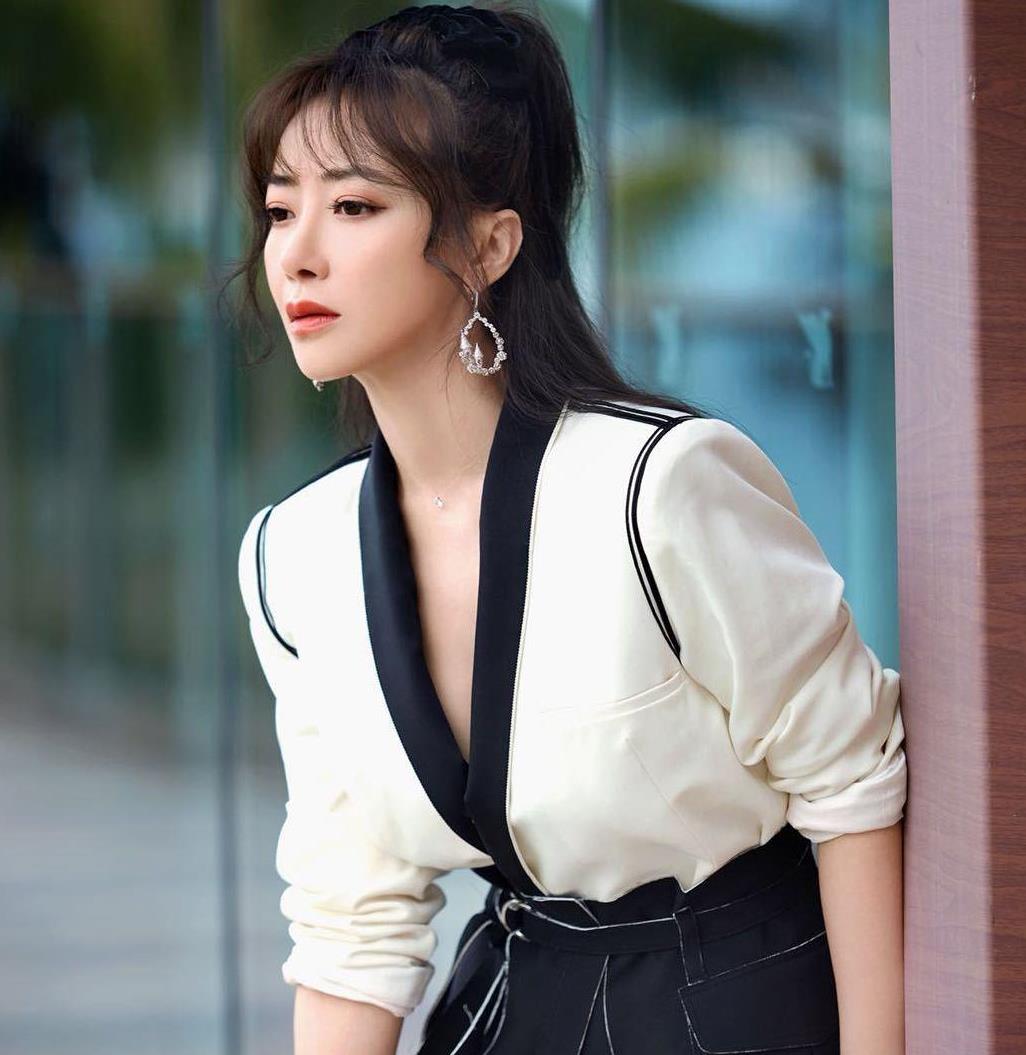陈紫函穿着黑白西装非常帅气,亮丽迷人_高清图集_新浪网