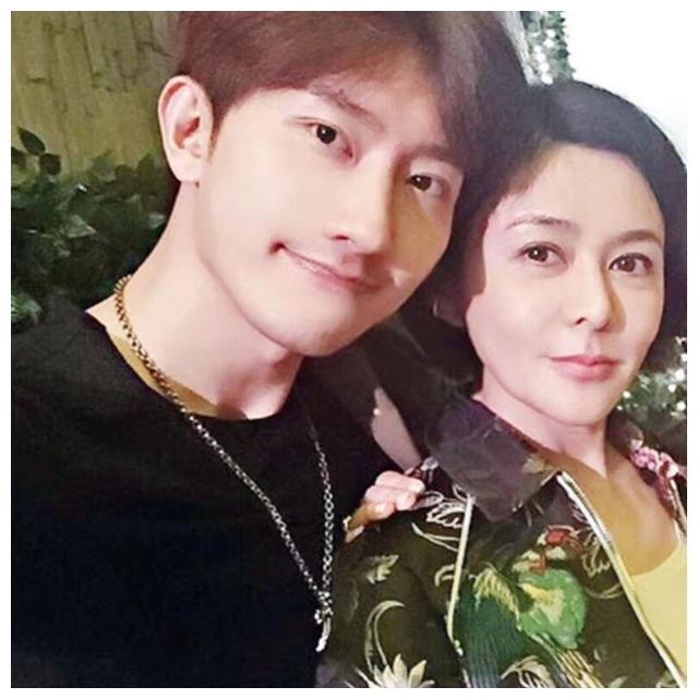 57岁的关之琳疑似有男友看到两人的合照网友一点都不搭