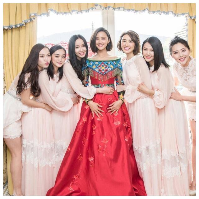 女星婚礼上与伴娘的合照,唐艺昕四人甜美,唐嫣五人花式笔芯