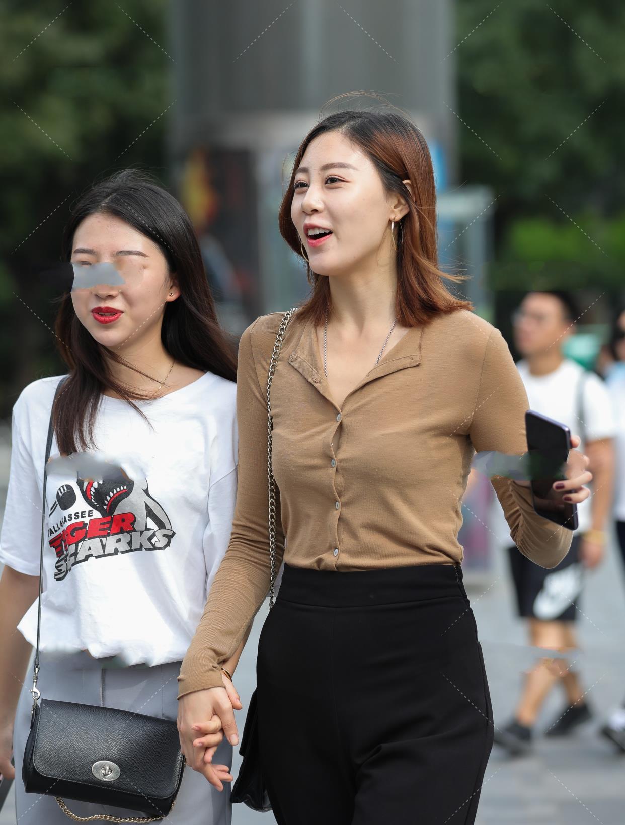 闺蜜二人穿不同风格的姐妹装,走在一起个性又时尚|小姐姐|款式|鞋子