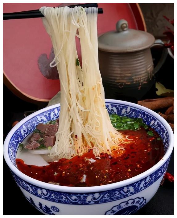 兰州牛肉面根据粗细不同分有二细,毛细,大宽等,看各人喜好.