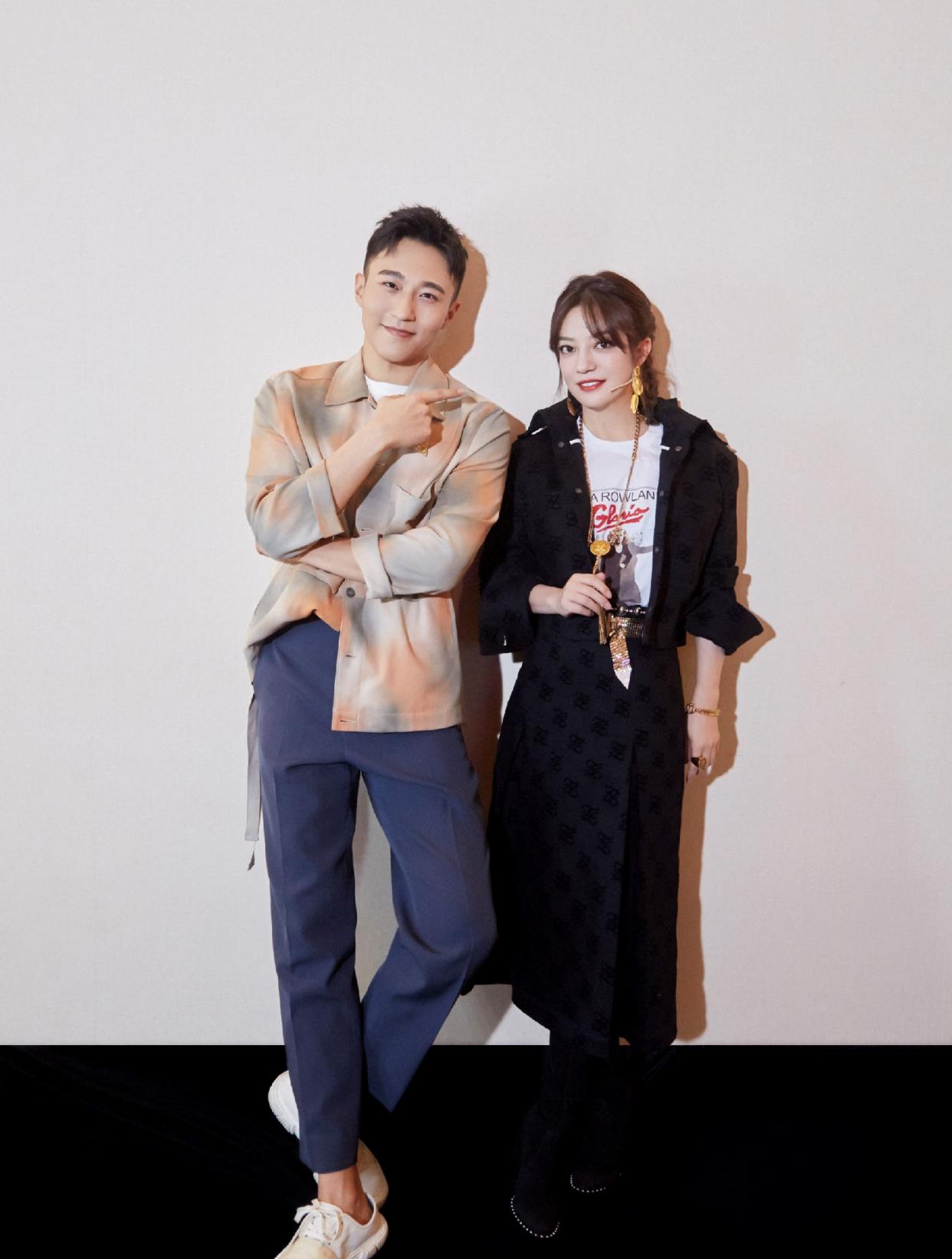 赵薇带王森张哲瀚登《王牌对王牌》,小黑裙勒金腰带,瘦出巴掌腰