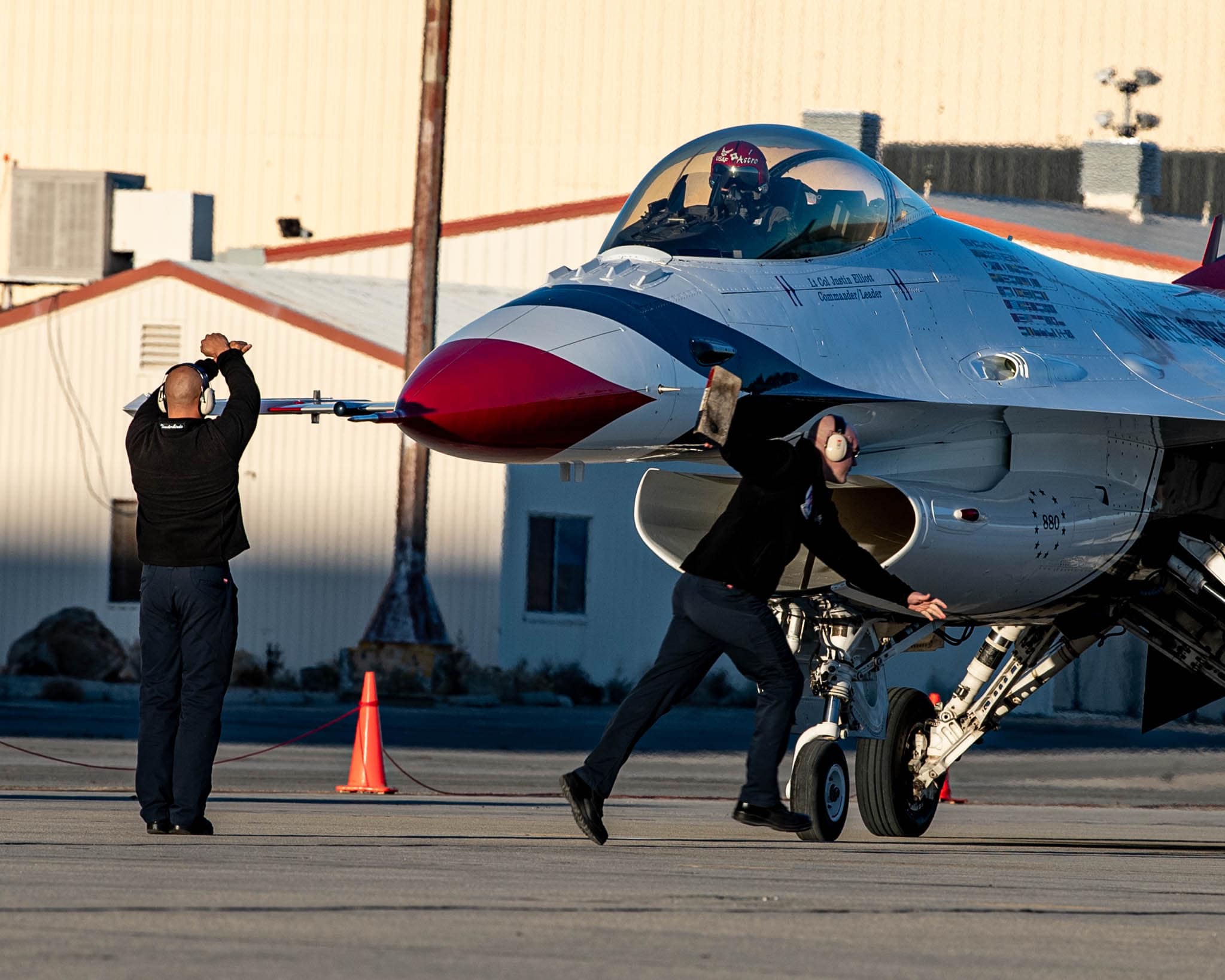 组图:"雷鸟"飞行表演队在休赛期进行冬训|雷鸟|冬训|赛期_新浪新闻