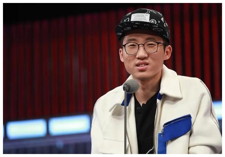 脱口秀演员杨笠被举报只有姚晨发文力挺一人之力回怼众多恶评