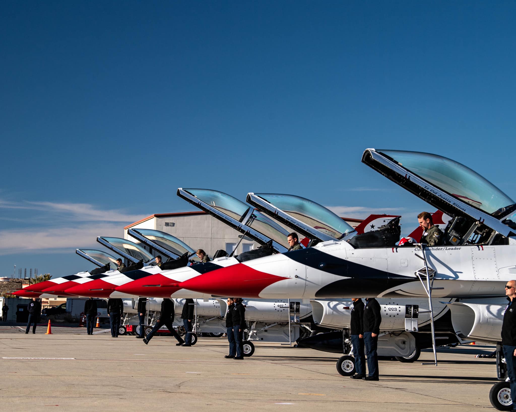 组图:"雷鸟"飞行表演队在休赛期进行冬训|雷鸟|冬训|赛期_新浪新闻