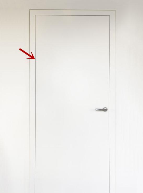 在这里也和大家分享一下:先把门框做好,与墙面是齐平的,至于门套的话